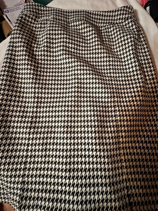 Kasper Dresses & Skirts - Kasper Black and White Houndstooth Pencil Skirt